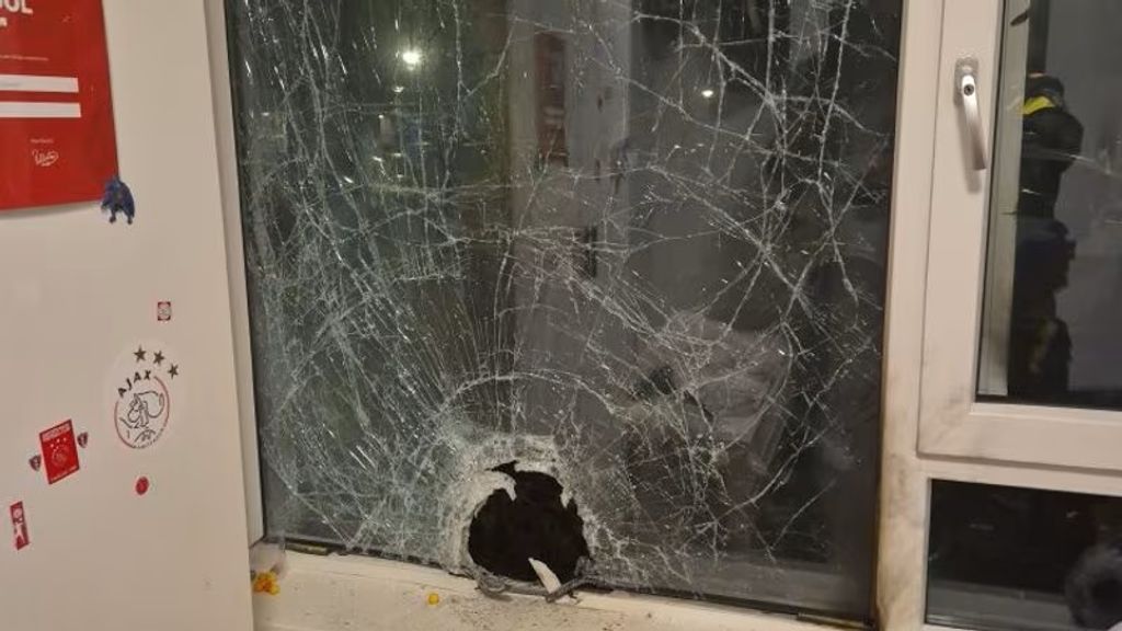 Foto: Brandje en glas in kinderkamer na explosie Amsterdamse woning