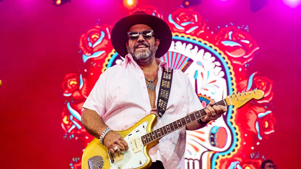 Foto: Mavericks-zanger Raul Malo (60) overleden, bekend van 'Dance the night away'