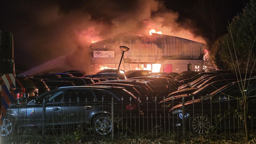 Foto: Zeer grote brand in pand garagebedrijf Rhenen onder controle