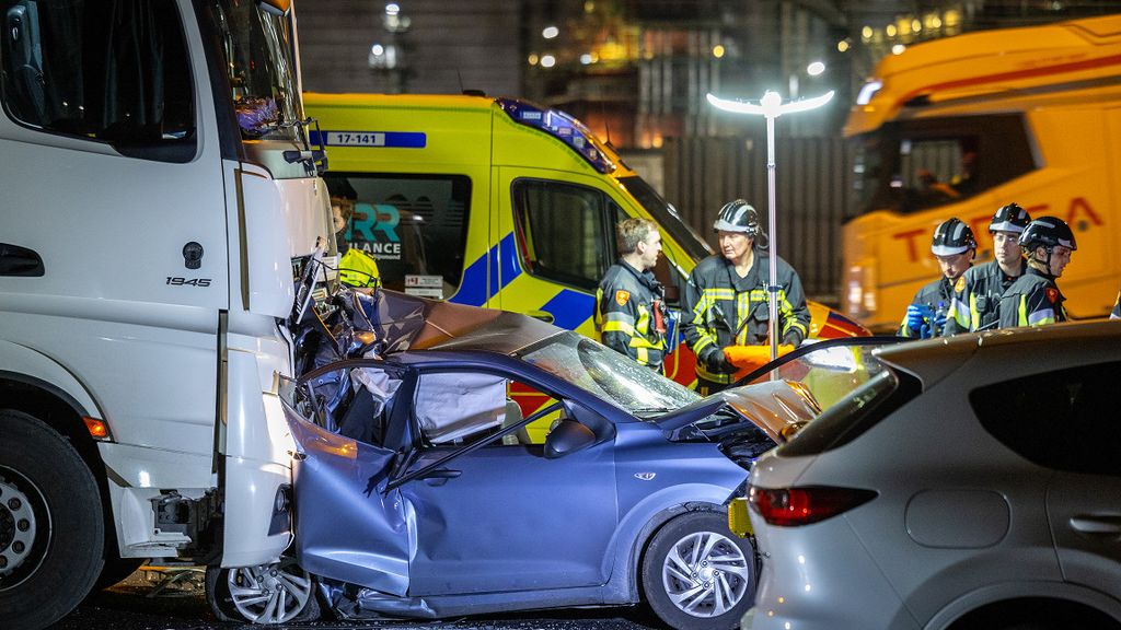 Foto: Zeven gewonden bij ongeluk Rotterdam, A15 dicht