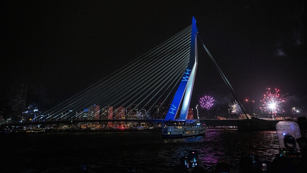 Foto: Lagere straffen voor projecteren racistische teksten op Erasmusbrug