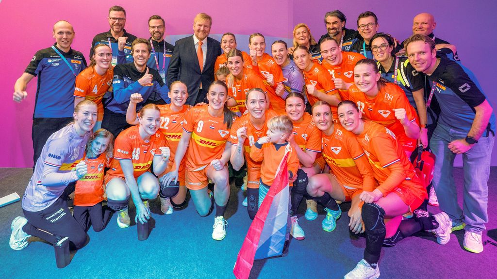 Koning knuffelt handbalsters, die met 'goed gevoel' naar halve finales WK gaan