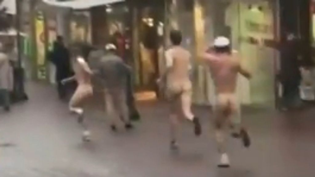 Foto: Naakte Nederlanders zorgen voor opschudding in Duitse binnenstad