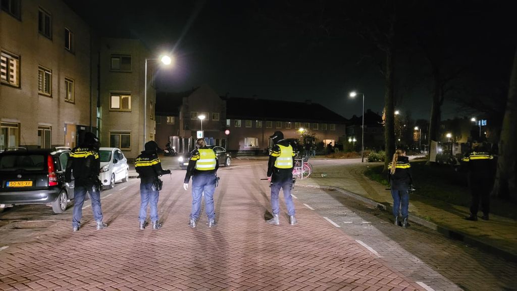 Foto: Brandjes en vuurwerk in Amsterdam-Noord na documentaire over verboden vreugdevuur