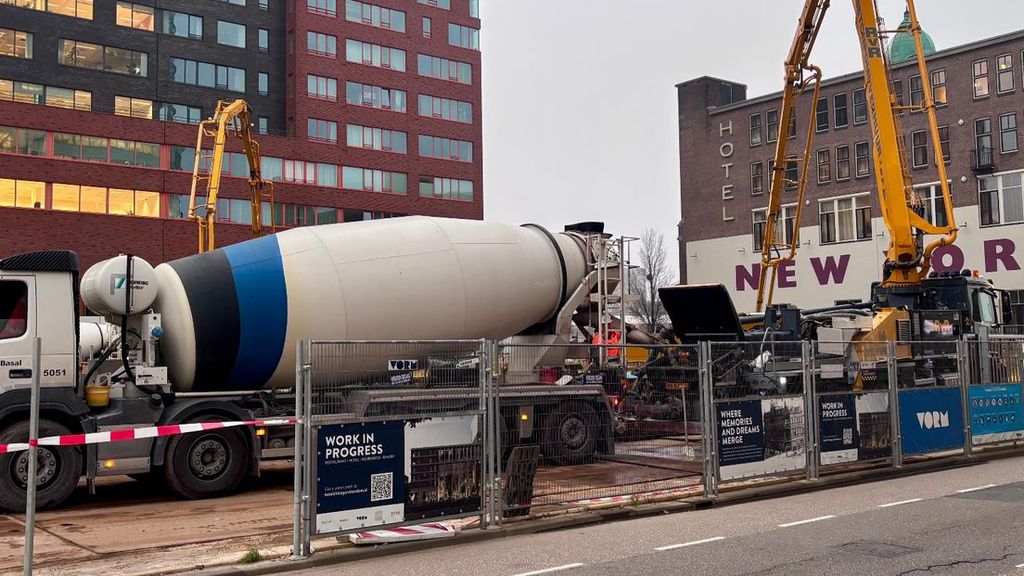 Foto: File van betonwagens in Rotterdam voor bouw nieuw hotel