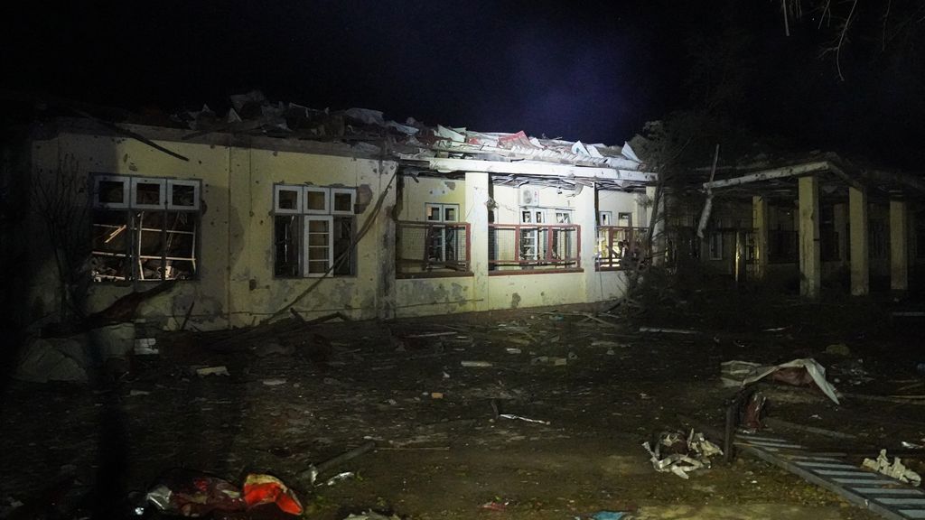 Foto: 'Ruim 30 doden bij luchtaanval door regeringsleger op ziekenhuis Myanmar'