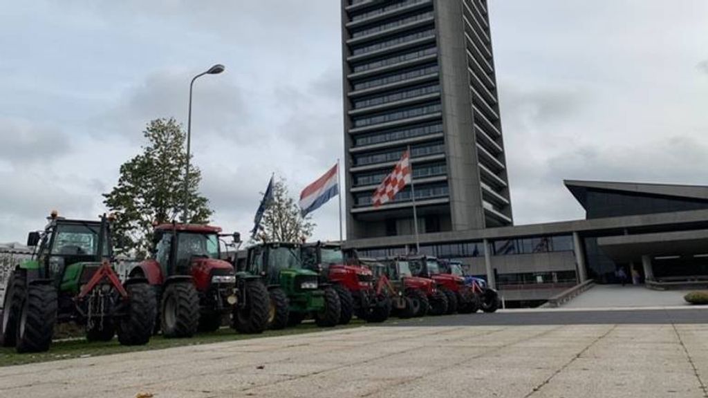 Foto: Boeren sturen deurwaarder op Brabantse politici af, 'intimiderend'
