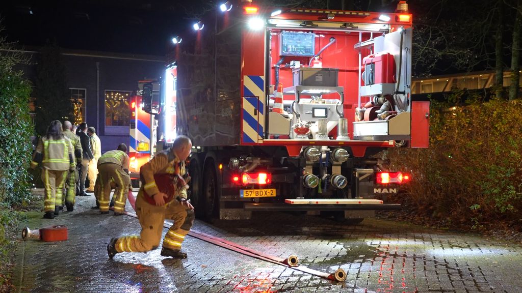 Foto: Hotelgasten in Assen geëvacueerd na brand op balkon