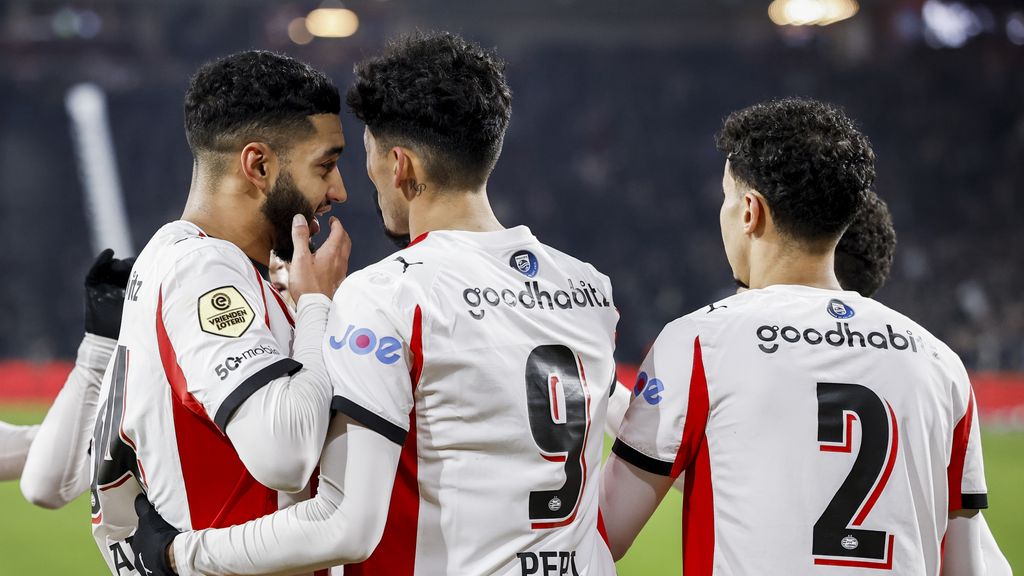 Drie penalty's bij PSV-Heracles, ruststand is 2-1 • Zo nog PEC - Fortuna Sittard