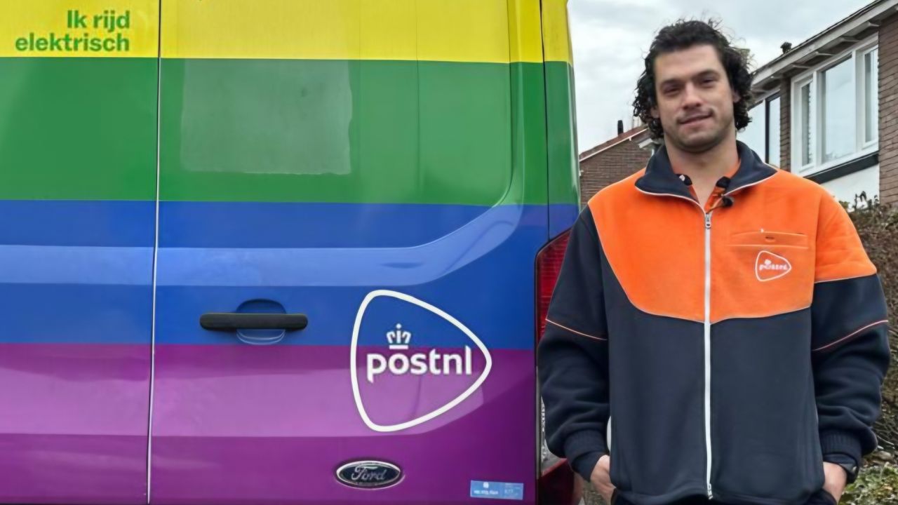 Pakketbezorger krijgt midden op de rijbaan pech