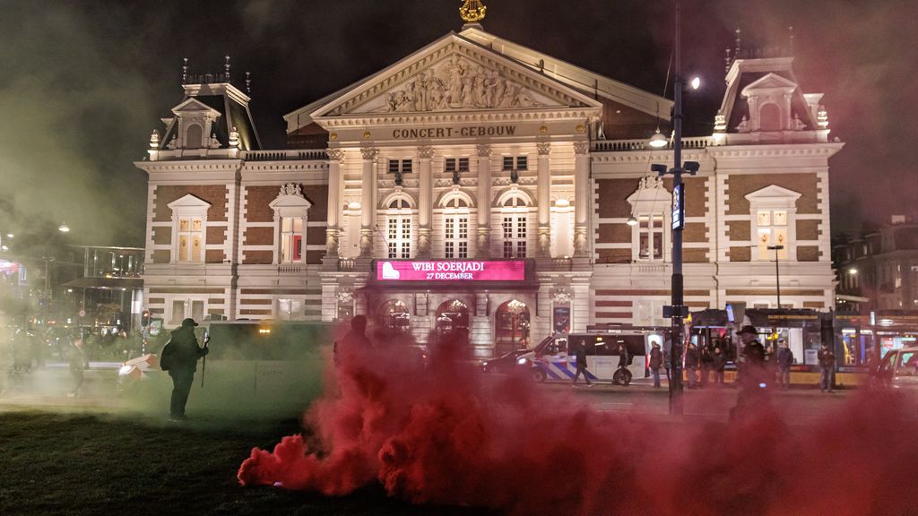 Foto: Opstootjes bij demonstratie tegen optreden Israëlische zanger Concertgebouw