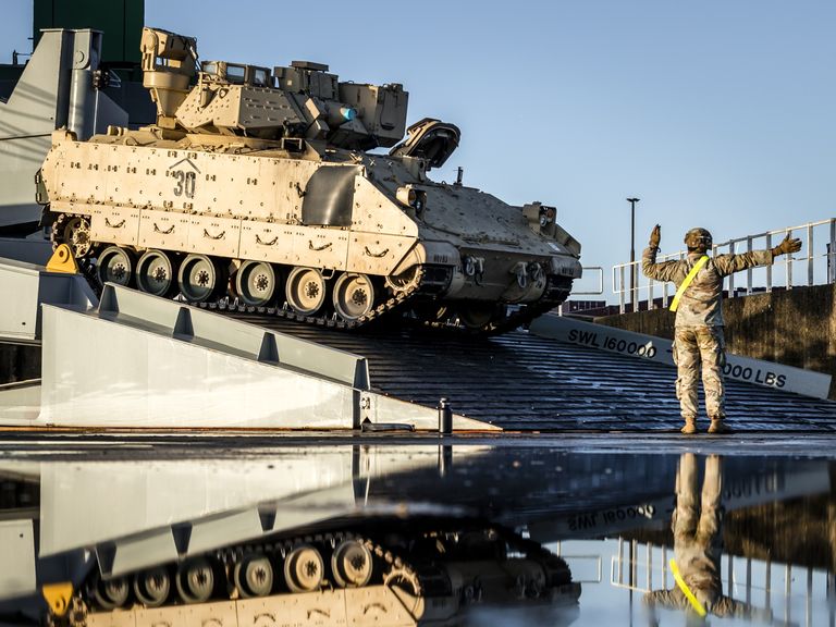 Image for Militaire treinen gaan straks voor op de intercity 'door toegenomen dreiging'