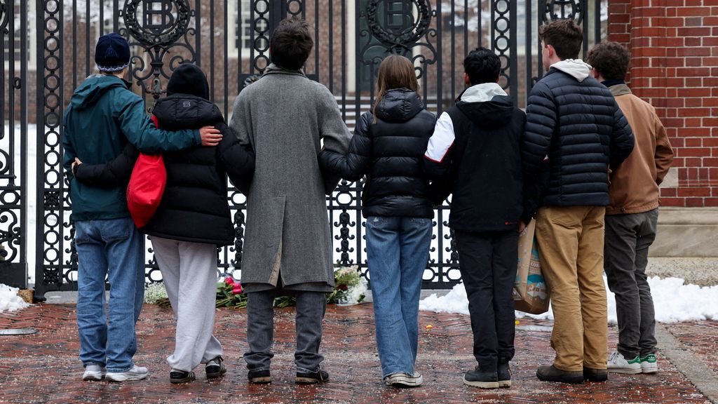 Foto: Opgepakte man schietpartij universiteit VS weer vrij, schutter toch nog voortvluchtig