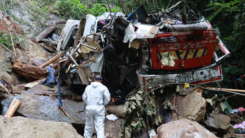 Foto: Bus met scholieren stort in ravijn in Colombia, zeker 17 doden
