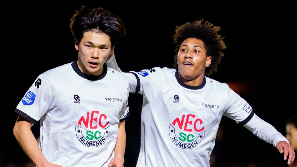 Worstelend NEC en dominant Heracles door naar achtste finales KNVB-beker