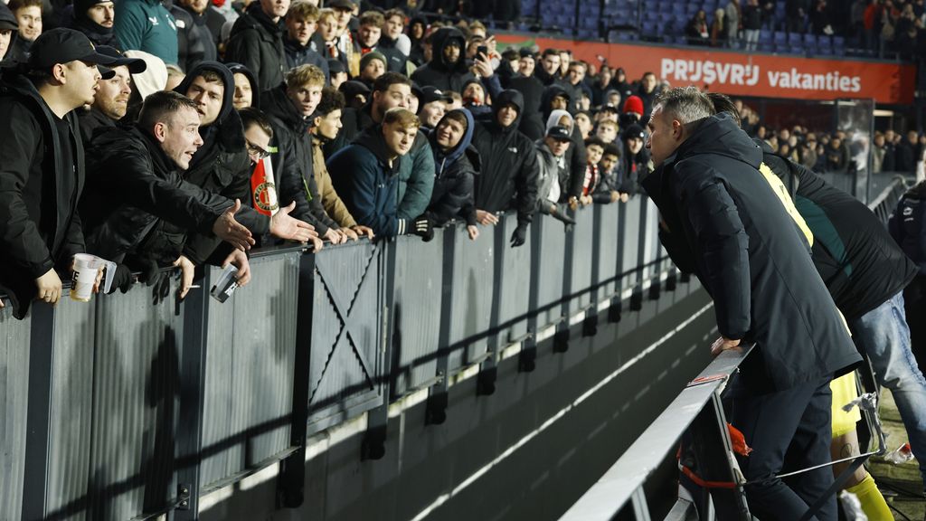 Van Persie praat met woedende supporters • Feyenoord uitgeschakeld door Heerenveen