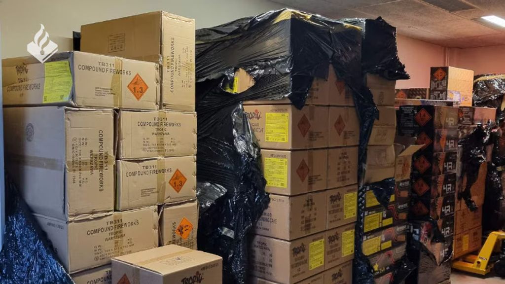 Foto: Politie vindt 8500 kilo illegaal vuurwerk in Amsterdams bedrijfspand