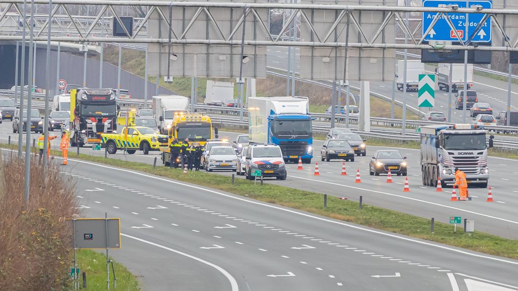 Foto: Vrachtwagenchauffeur klemgereden en beroofd van truck op A1 bij Muiden