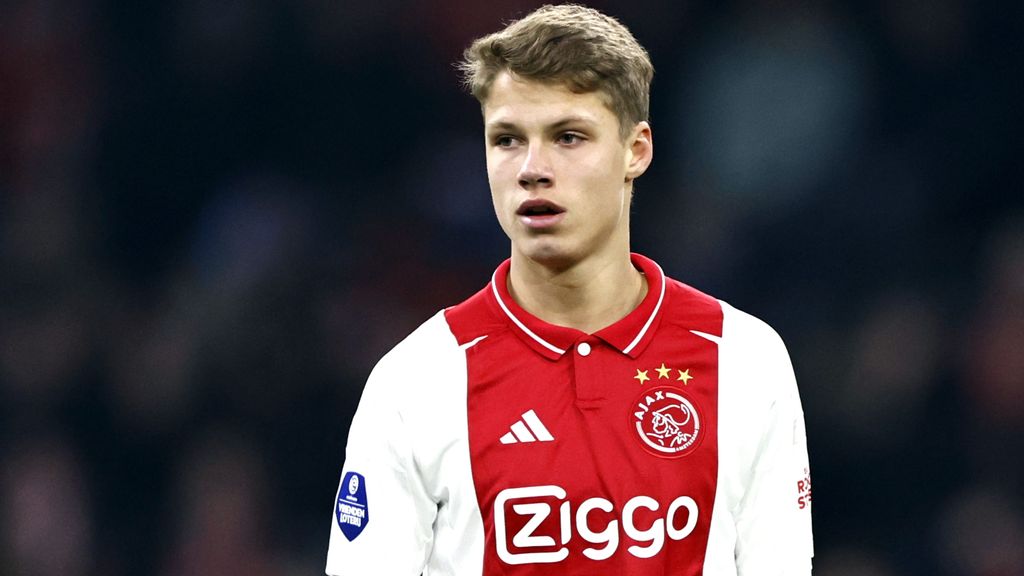 Steur (17) pakt kans bij Ajax en heeft grote droom: 'Samenspelen met broer'