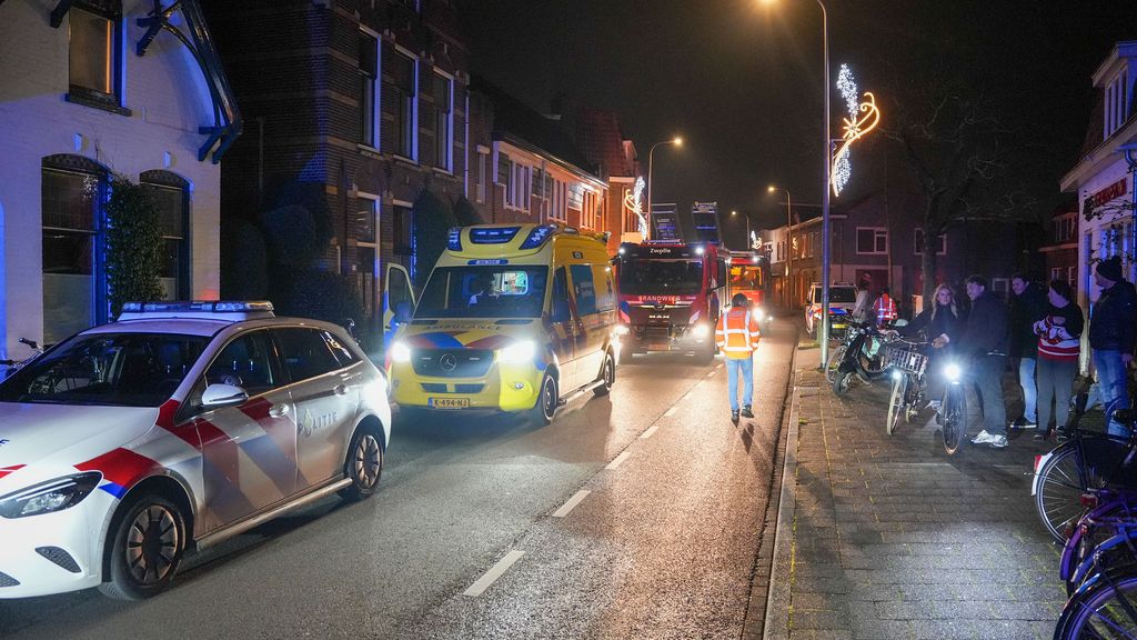 Foto: Drie mensen gewond bij instorten balkon tijdens feestje in Zwolle