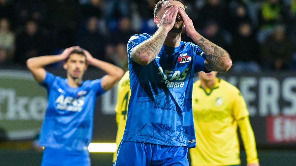 Penaltymisère AZ houdt aan, spectaculaire 4-3 nederlaag bij Fortuna