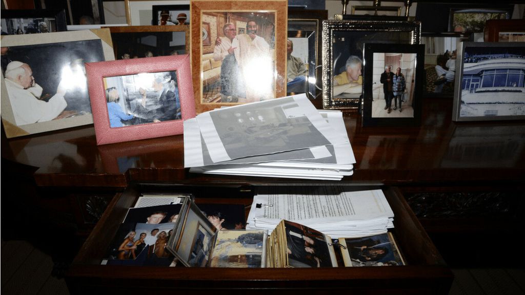 Foto: Offline gehaalde foto met Trump uit Epstein-documenten staat weer online