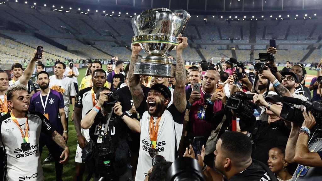 Depay bezorgt Corinthians beker en haalt uit naar bestuur: 'Ze willen dat fans mij haten'