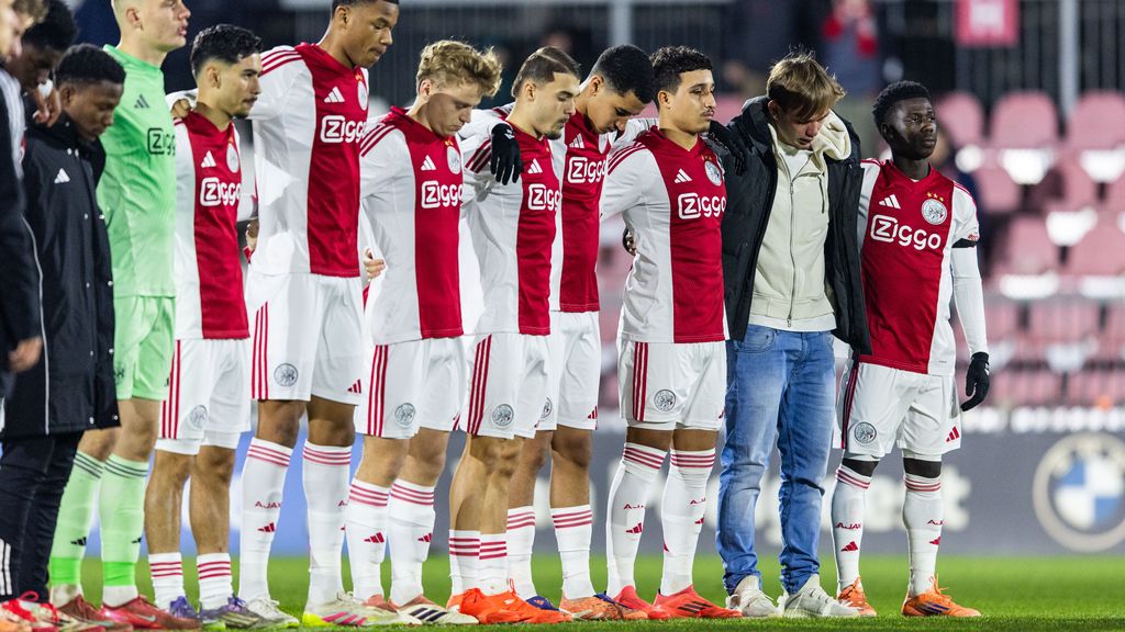 Emotionele avond voor Jong Ajax met eerbetoon aan overleden vriendin van Verkuijl