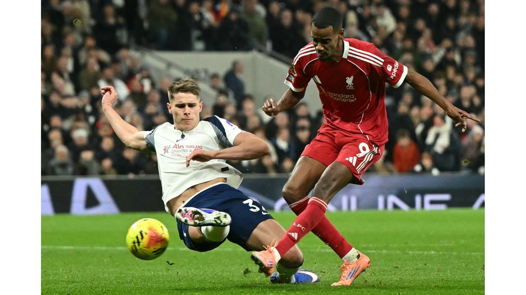 Liverpool-topaankoop Isak loopt kuitbeenbreuk op bij tackle Van de Ven