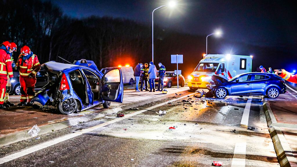 Foto: Man overleden bij verkeersongeluk in Groningen, mogelijk door gladheid