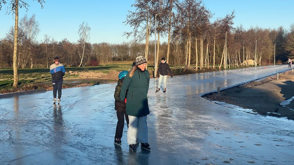 Foto: 'Beetje magie' na koude kerstnacht: schaatsen op natuurijs