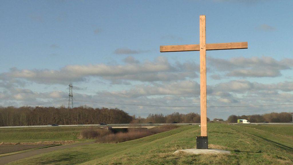 Foto: Onbekenden plaatsen kruis op plek van bij christenen omstreden beeld De Tong