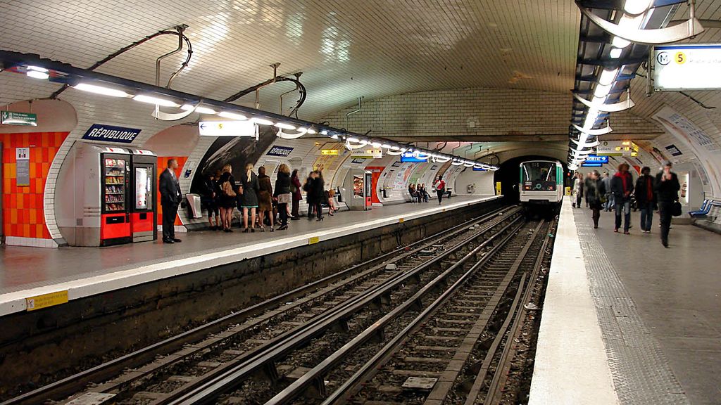 Foto: Man steekt drie vrouwen neer bij Parijse metrostations