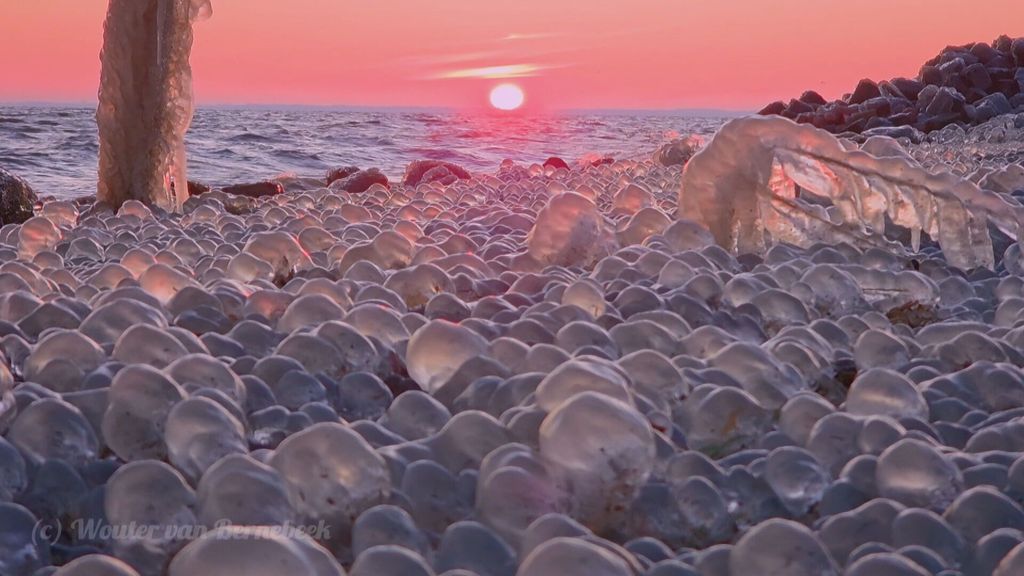 Wow! Natuurfotograaf filmt ijsbollen bij Markermeer