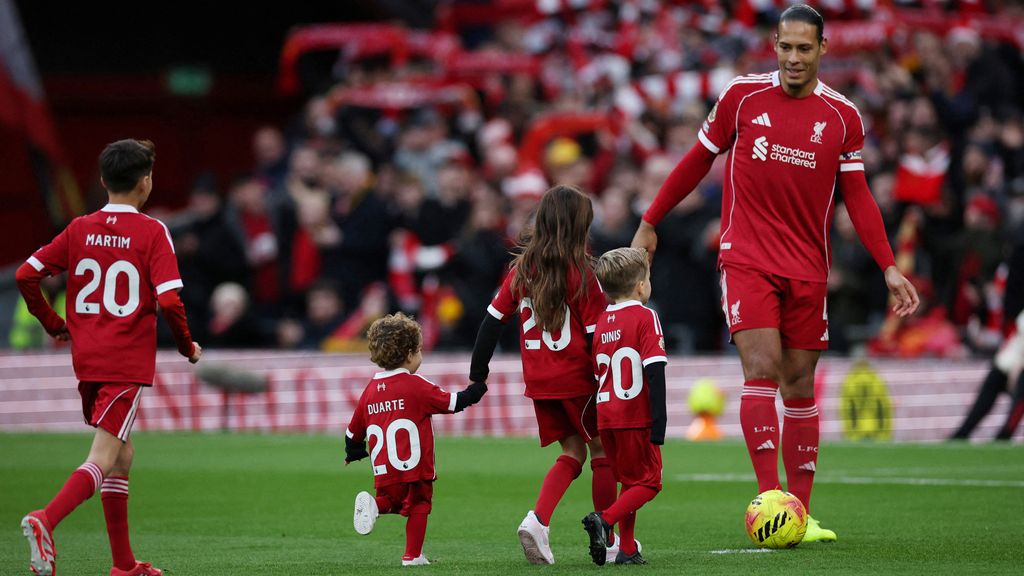 Van Dijk koestert moment met zoontjes overleden Jota: 'Diogo altijd in ons hart'