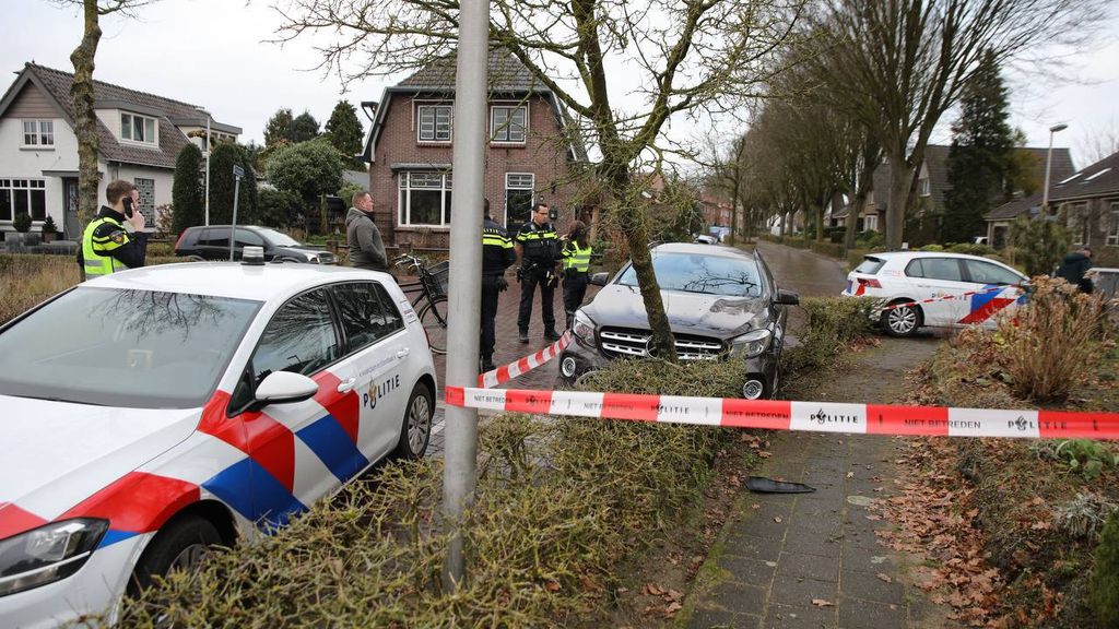 Foto: Auto geramd bij politieachtervolging door Bathmen, drie arrestaties