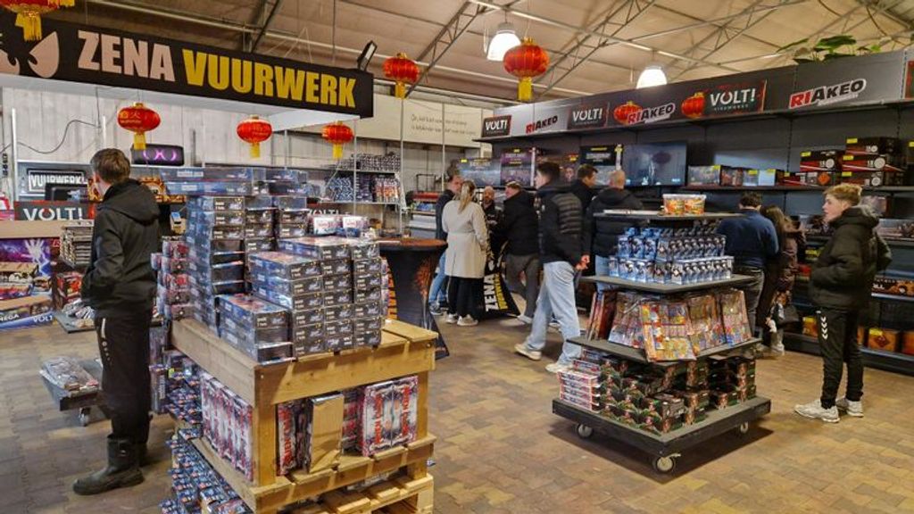 Voor tienduizenden euro's vuurwerk gestolen uit winkel Veldhoven