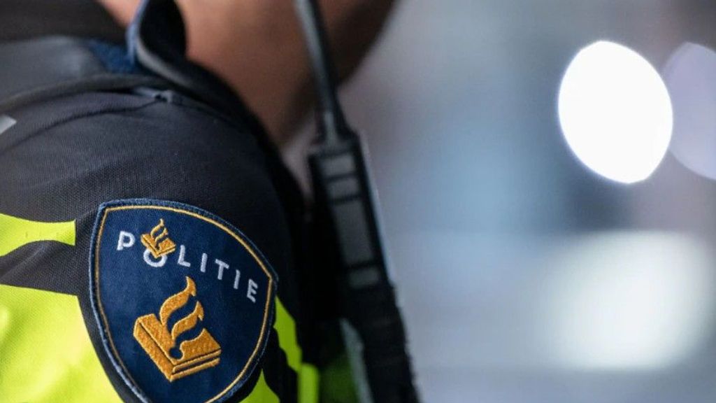 Groep jongeren gooit vuurwerk naar politie, tien mensen aangehouden