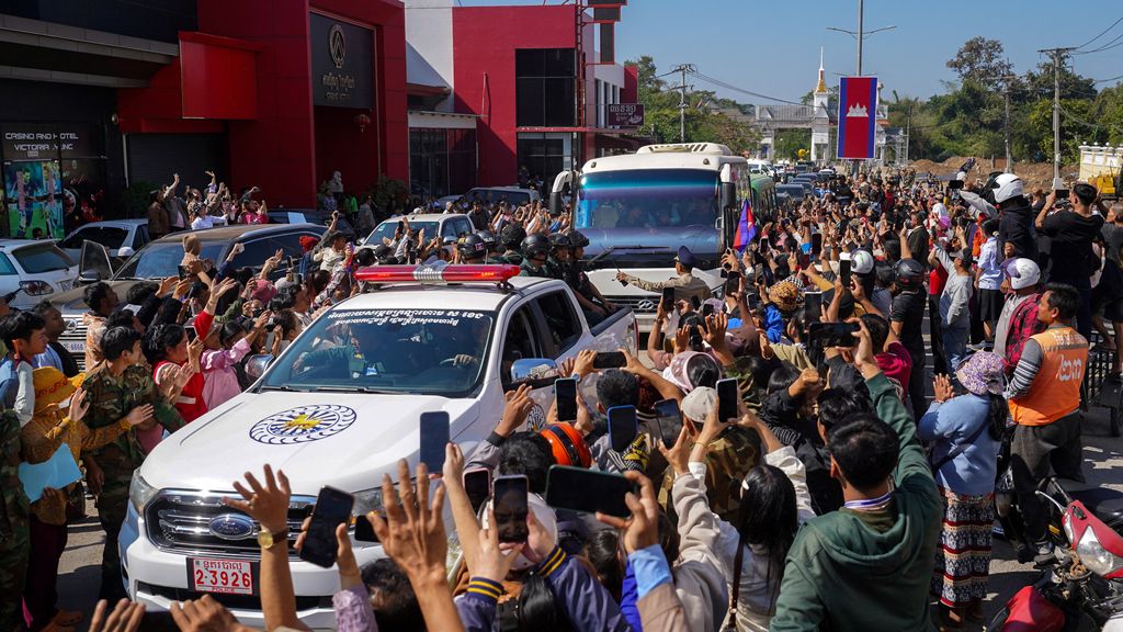 Foto: Thailand laat Cambodjaanse krijgsgevangenen vrij in wapenstilstand-deal