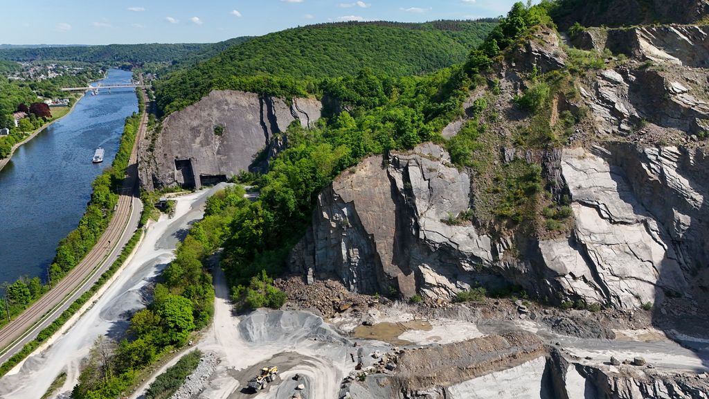 Foto: Auto met drie lichamen gevonden in rivier België