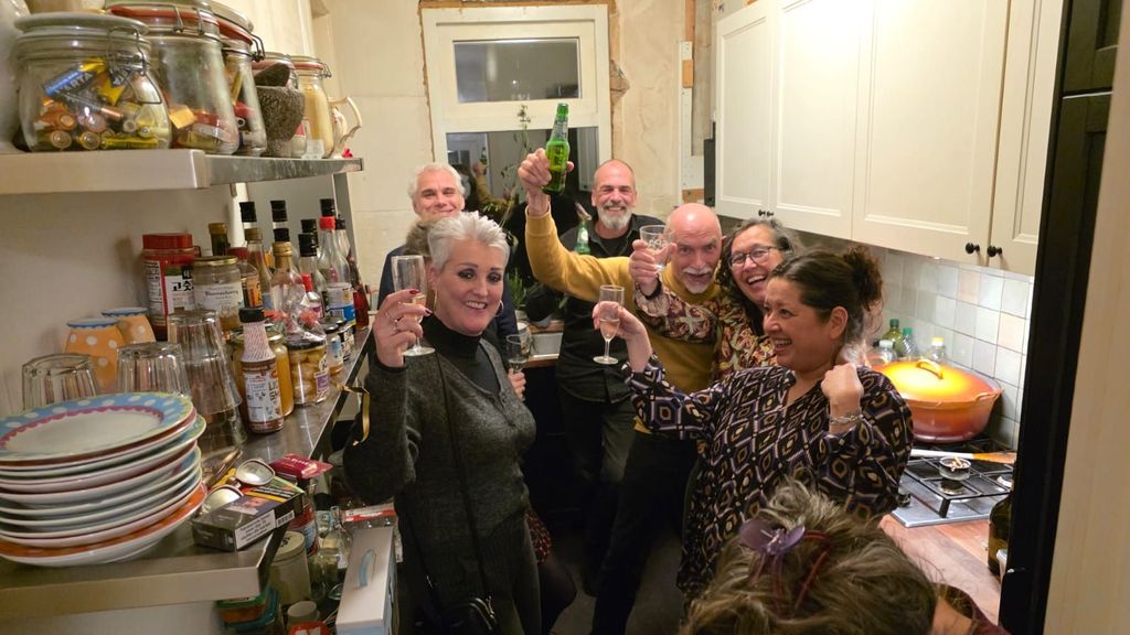 Vreugdevuur in Scheveningen al aangestoken • Vuurwerk ontploft bij brand in schuur Lunteren