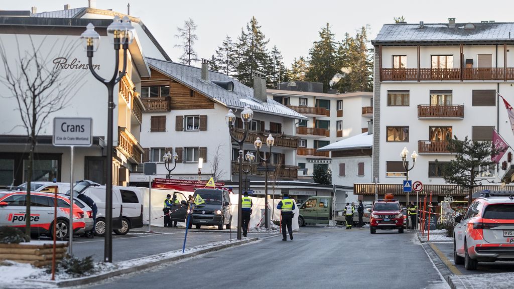 Foto: Tientallen doden bij cafébrand in Zwitsers ski-oord, meer dan honderd gewonden