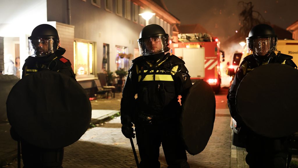 250 arrestaties tijdens 'heftige' jaarwisseling voor hulpverleners • Meerdere nieuwjaarsduiken afgel