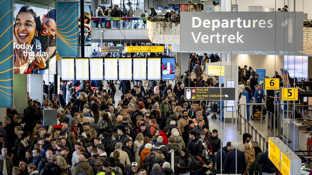Foto: Honderden geannuleerde vluchten op Schiphol door winters weer