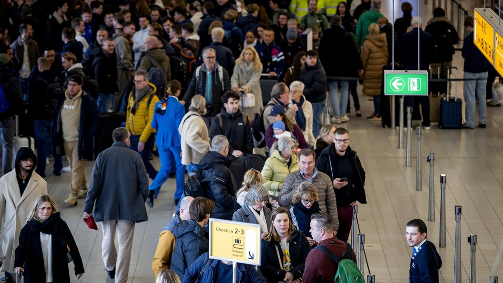 Foto: Ook morgen honderden geannuleerde vluchten op Schiphol door winterweer