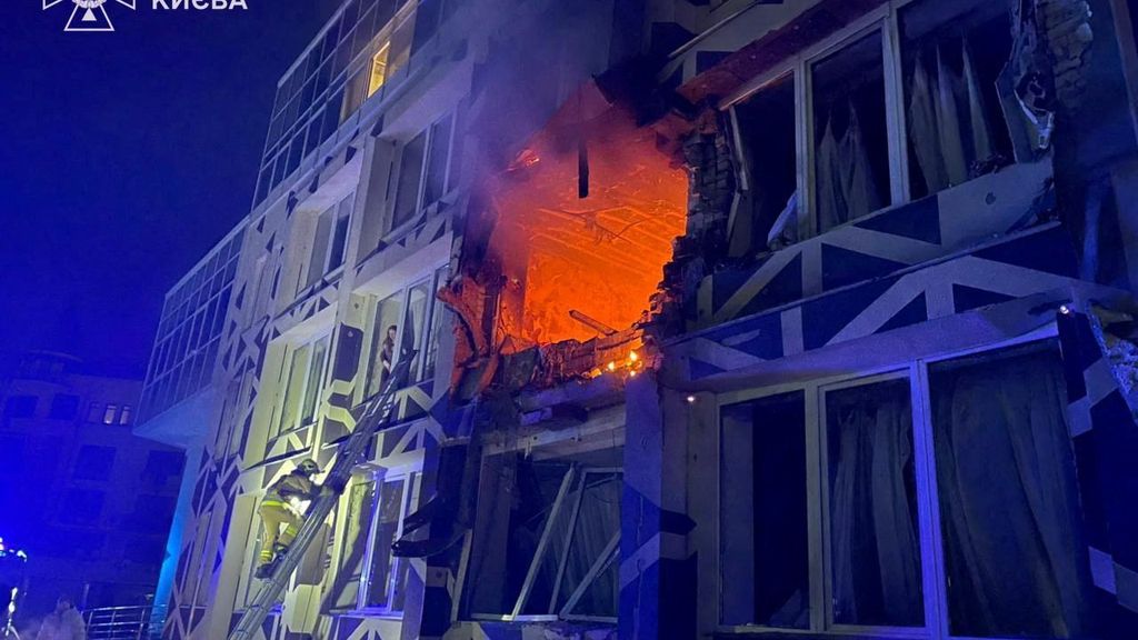 Foto: Twee doden na Russische luchtaanvallen op ziekenhuis in Kyiv