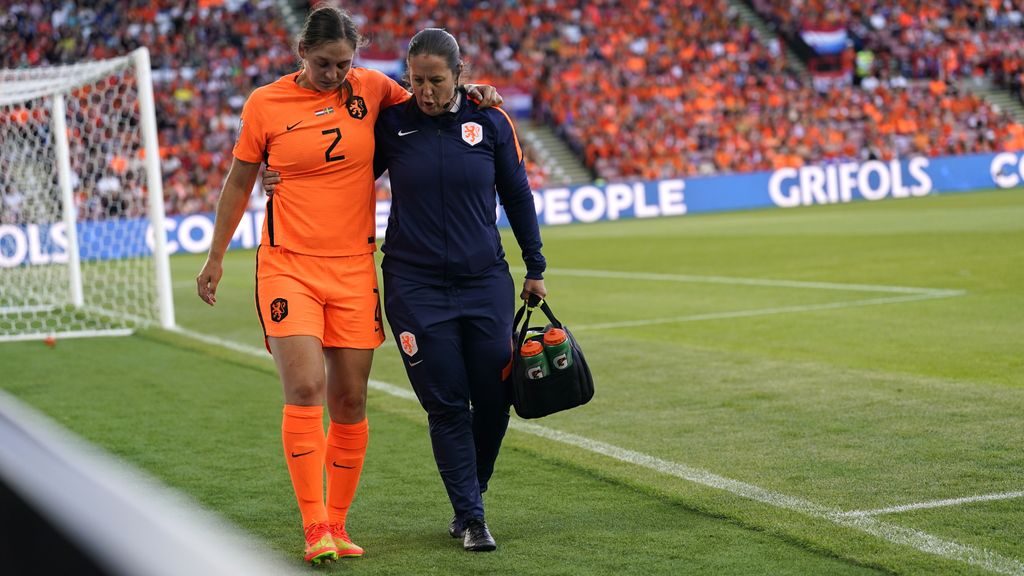 Drama voor voetbalster Nouwen, die weer kruisband afscheurt: 'Dit komt enorm hard aan'
