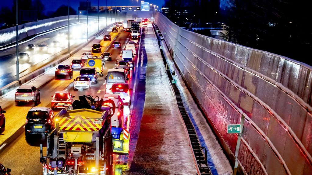 Vooral drukke avondspits rond Amsterdam en Utrecht • Nieuwe sneeuwbuien trekken over land