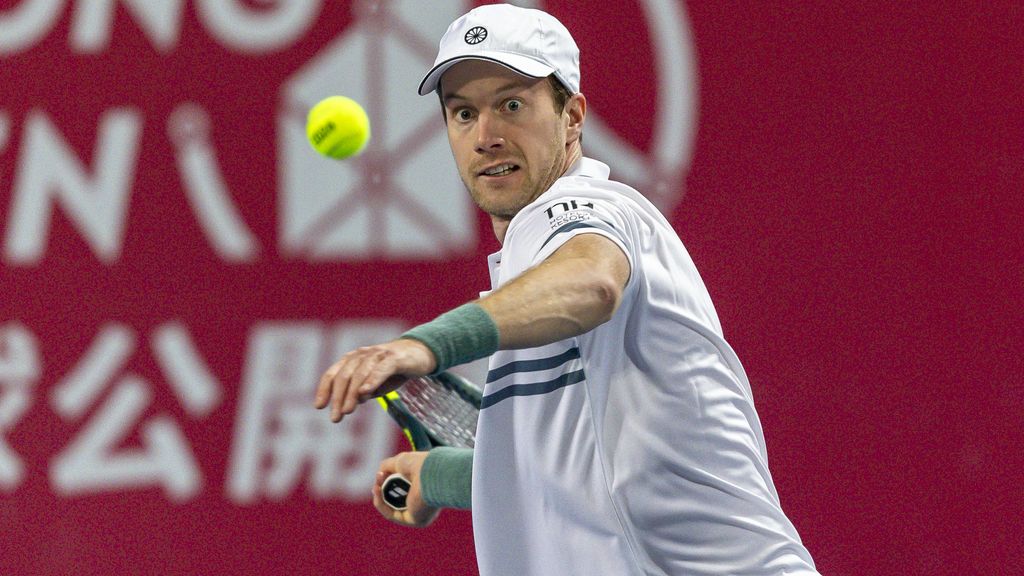 Van de Zandschulp begint tennisjaar met zege in Hongkong, De Jong verliest