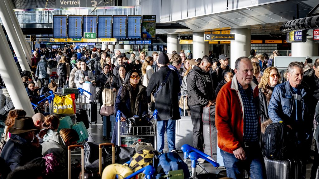 Foto: Een slapeloze nacht en niet op tijd voor begrafenis: vijfde dag vol ellende op Schiphol